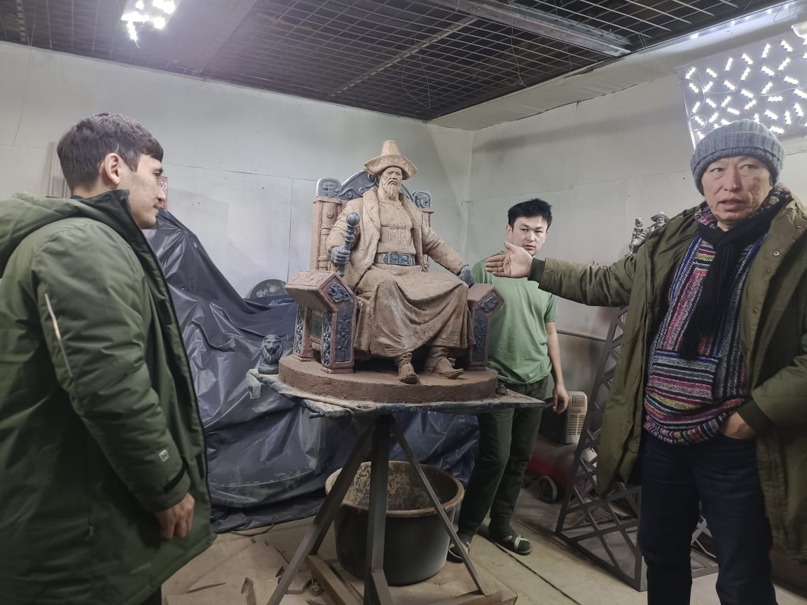 Глиняный проект памятника Касым-хану из мягкого материала был презентован членам Республиканской комиссии
